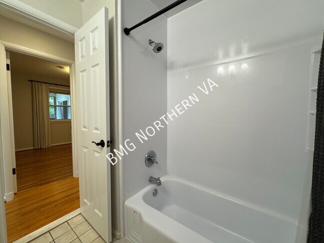 Building Photo - 1109 Hillcrest Dr SW