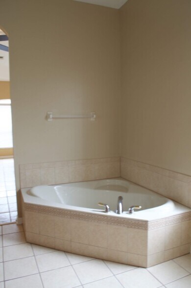 Building Photo - 6220 Hedgesparrows Ln