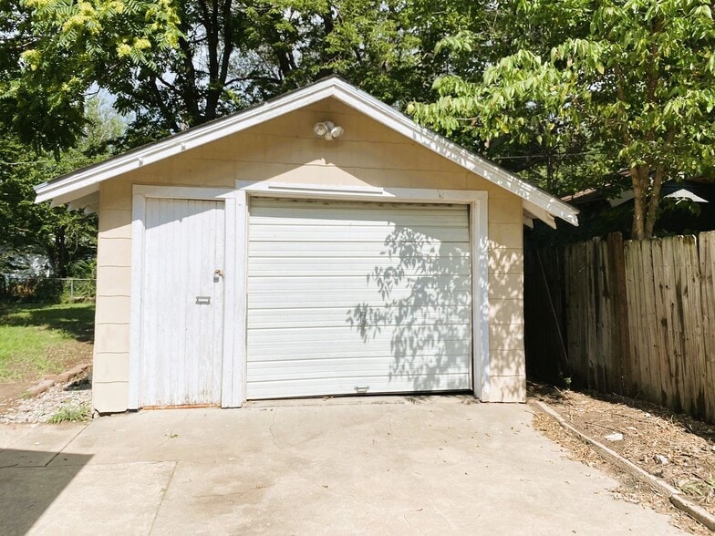 Building Photo - 2142 S Waco Ave