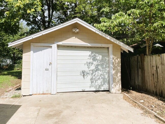 Building Photo - 2142 S Waco Ave