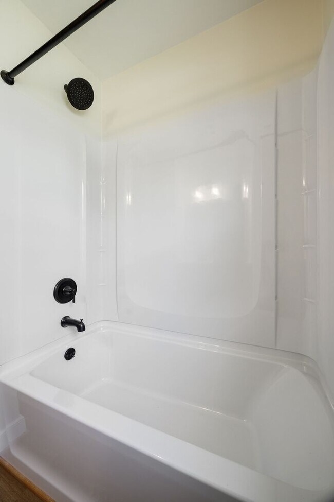 Building Photo - Beautiful 2 Bedroom Corner Lot of Park Ave! ***Available Late June 2026***