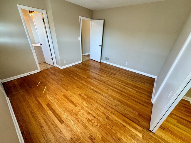 Building Photo - 1 Bedroom - Grandview Area