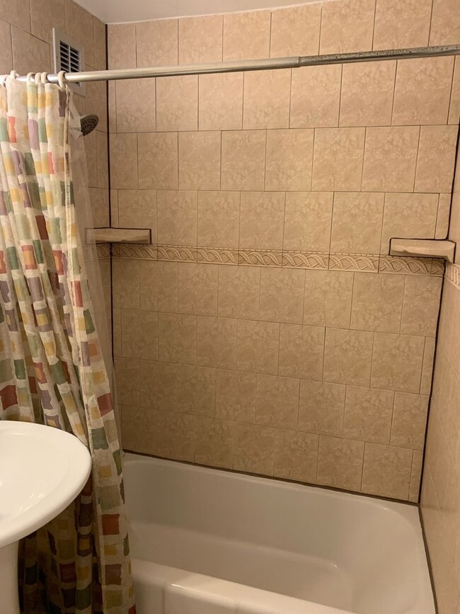 Building Photo - Spacious 1BR! Utilities Included! Rosslyn ...