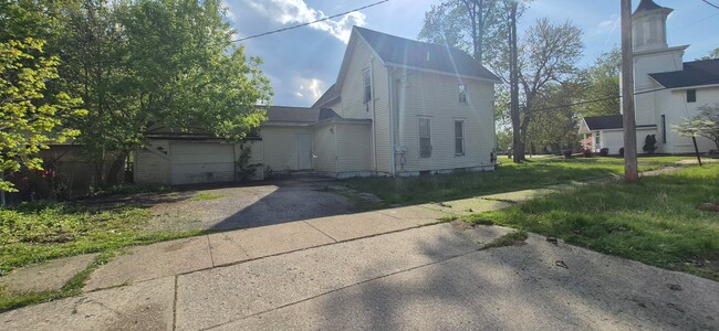 Building Photo - 122 Oak St