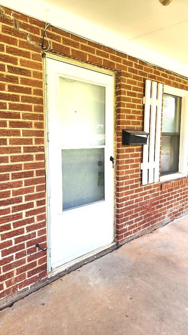 Building Photo - 2 Bed 1 Bath 1 Car  Detached Garage in Chesser Addn Midwest City