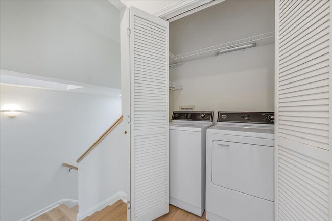 Building Photo - Spacious Townhome in Palo Alto