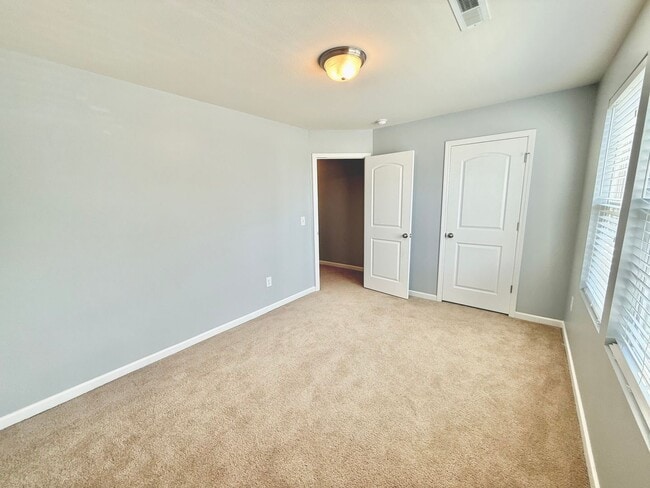 Building Photo - Beautiful 2 Bed 2.5 Bath townhome located ...