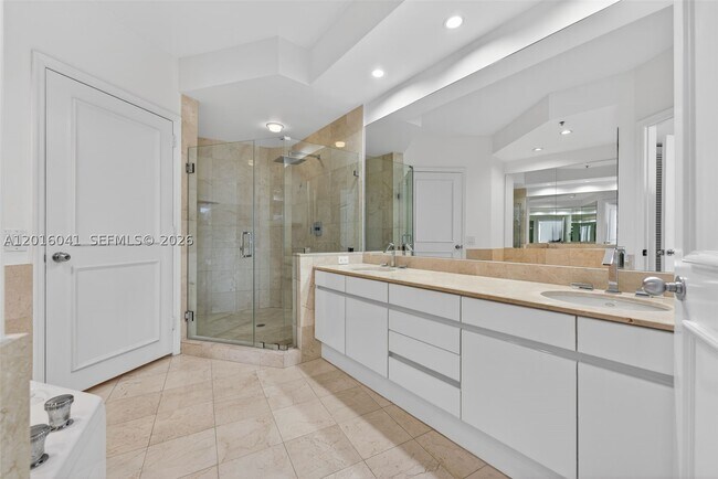 Building Photo - 808 Brickell Key Dr