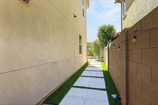 Building Photo - Stunning 5 Bed/5Bath Home in Gated Community – Over 3,100 SqFt of Modern Living -New Carpet throu...