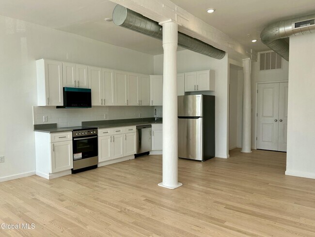 Building Photo - 155 River St