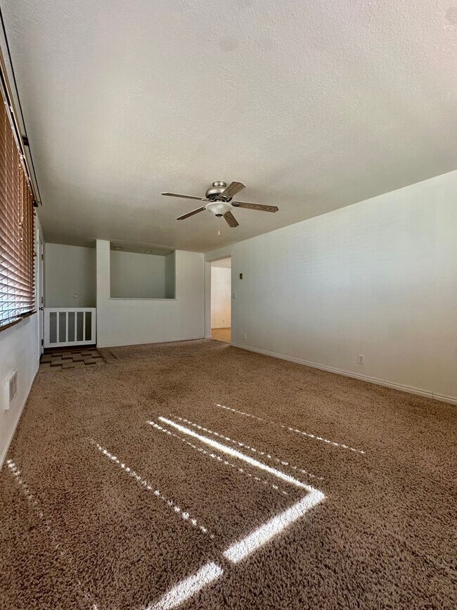 Building Photo - A &amp; E 3rd W Duplex