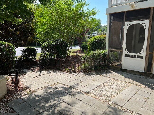 Building Photo - Beautiful Home, Mid-Island in Yacht Cove!