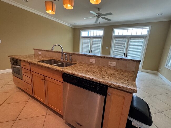 Building Photo - 415 E Romana St