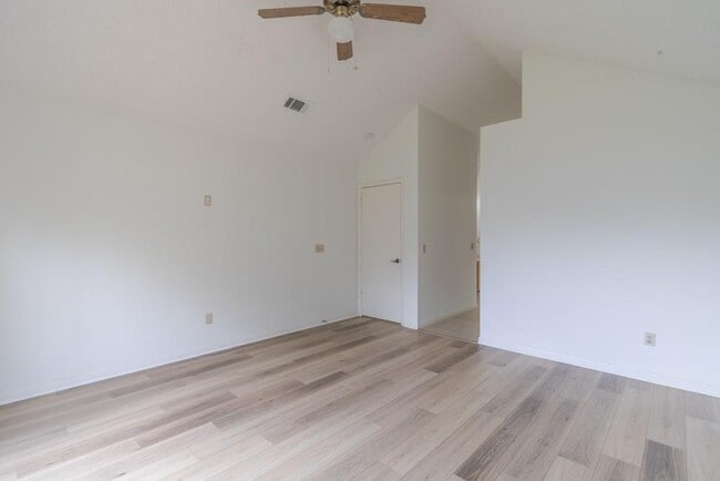 Building Photo - 300 Oakcrest Dr