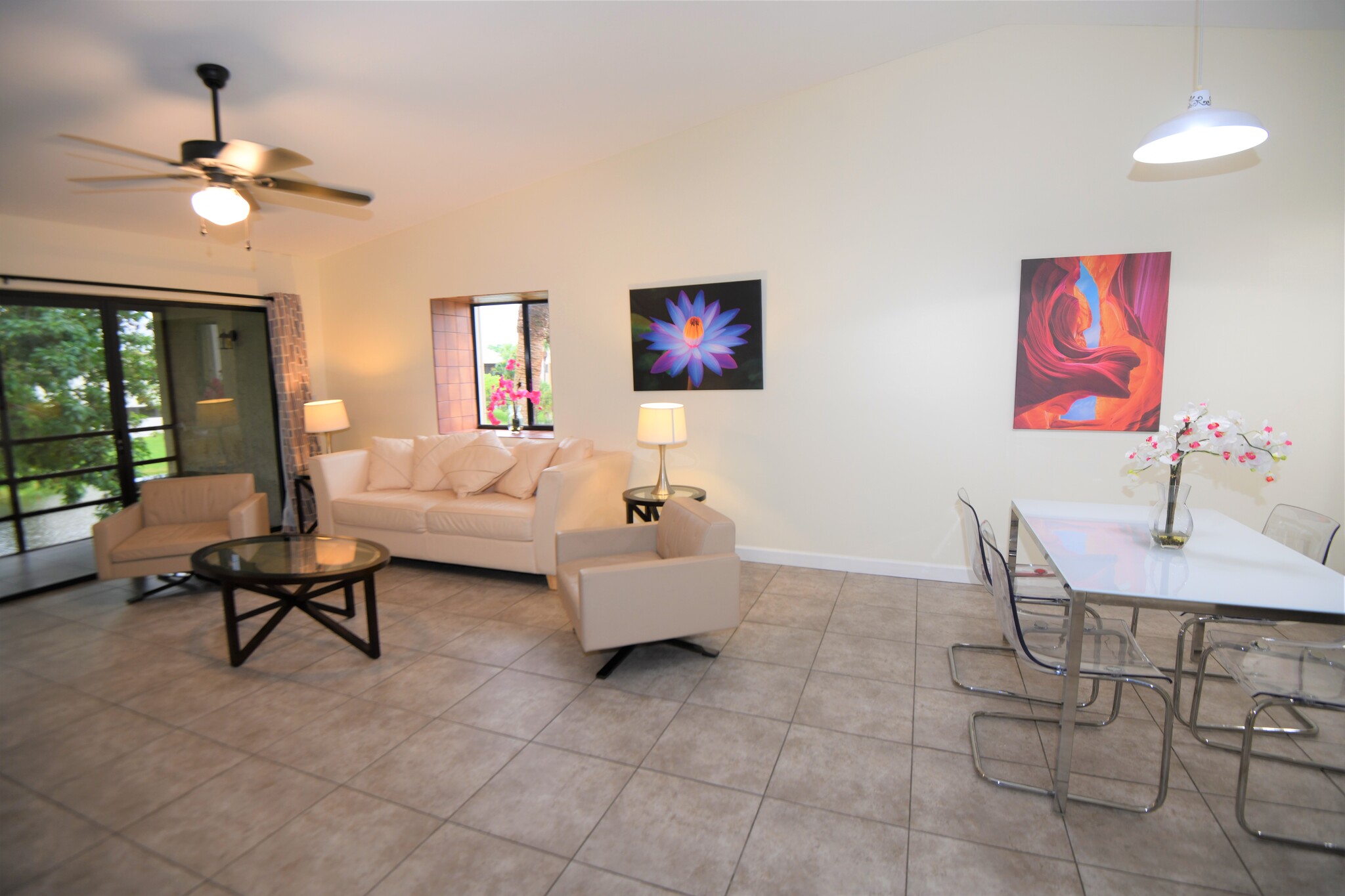 Large open floor plan. Spacious living room and dining area. - 3071 SE Aster Ln