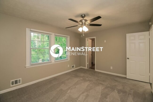Building Photo - 3 Bedroom Pet-Friendly Home in Riverdale, ...