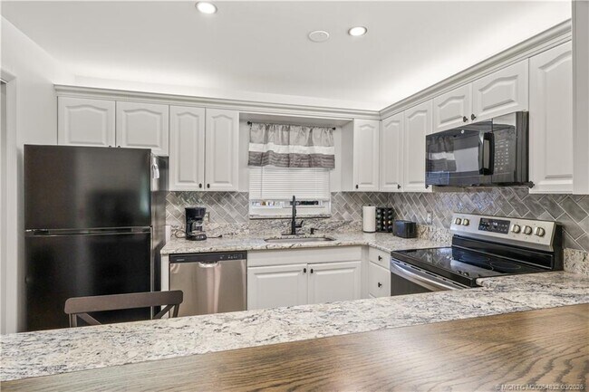 Building Photo - 2950 SE Ocean Blvd