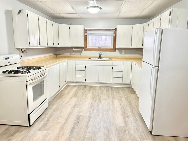 Building Photo - HUGE 3 Bed/2 Bath Home with your own private workshop + oversized garage