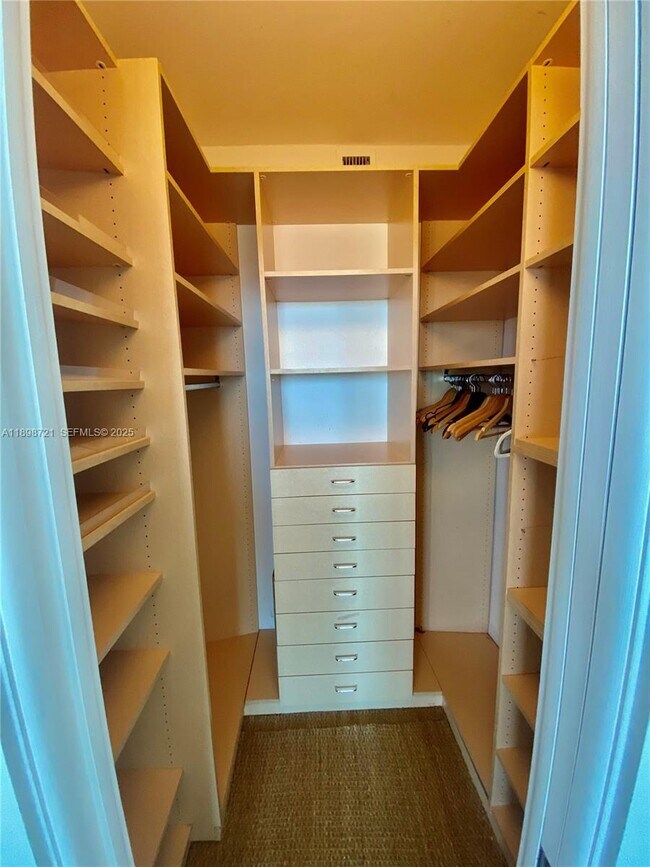 Building Photo - 300 South Pointe Dr