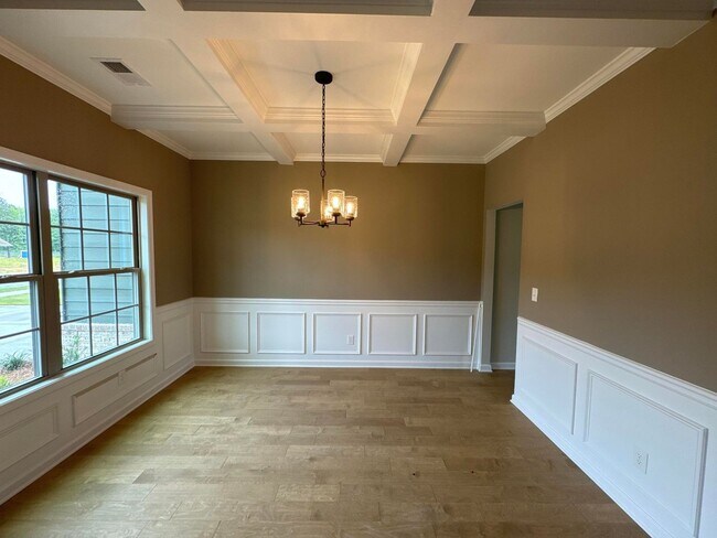 Building Photo - 5 Bedroom 3 Bathroom House