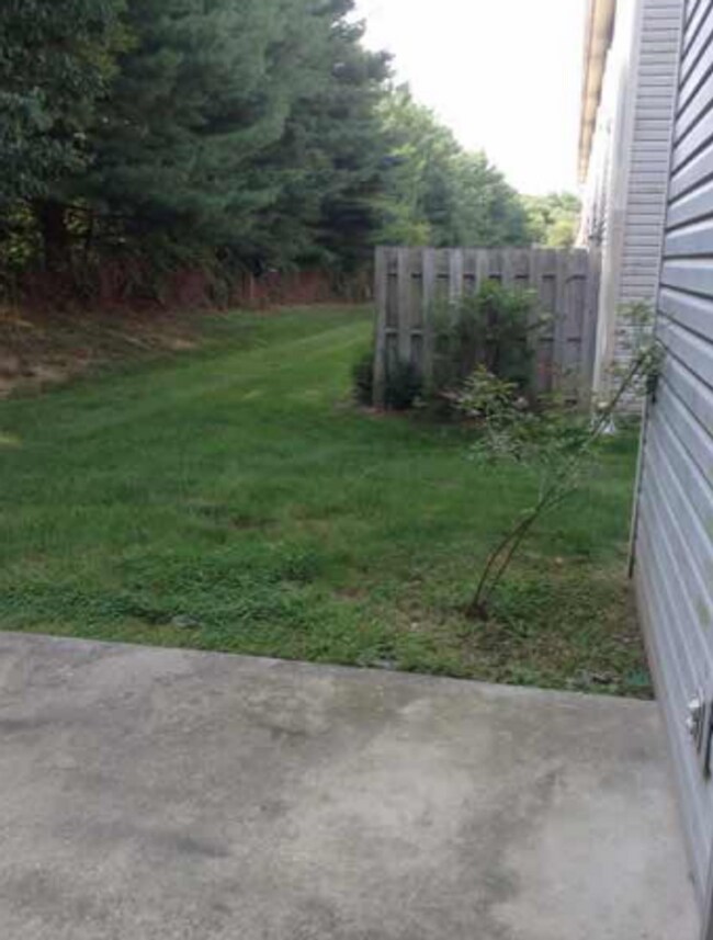 Building Photo - 3 bedroom, 2.5 bath Townhome