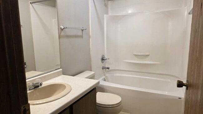 Building Photo - 2-Bedroom  Upper in a 8plex building