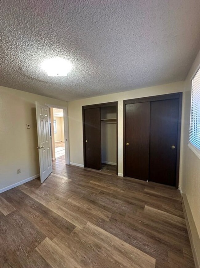 Building Photo - 2 Bedroom Upstairs Unit in 4-Plex