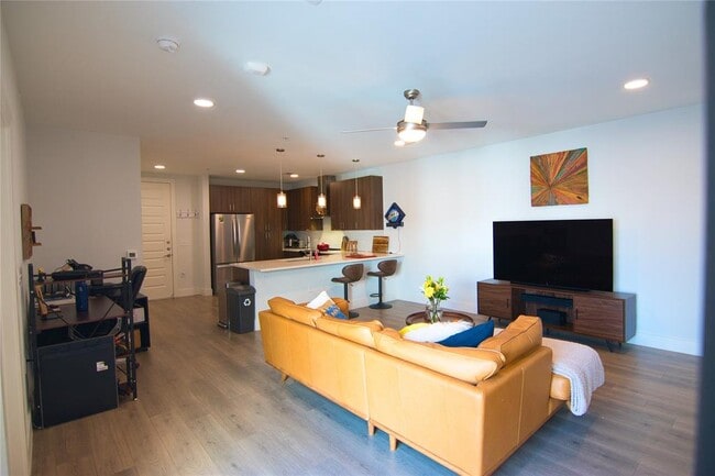 Building Photo - 2213 Poquito St