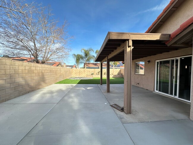 Building Photo - Spacious East Palmdale Home