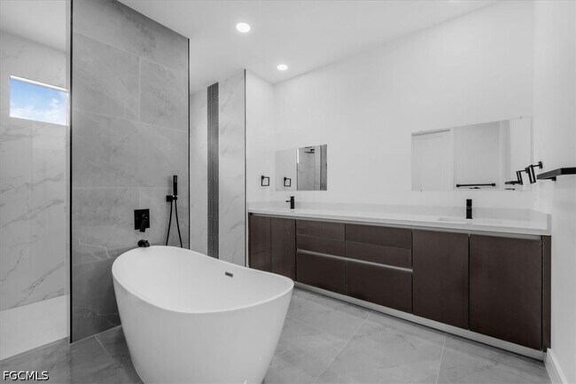 Building Photo - 3812 NW 38th St