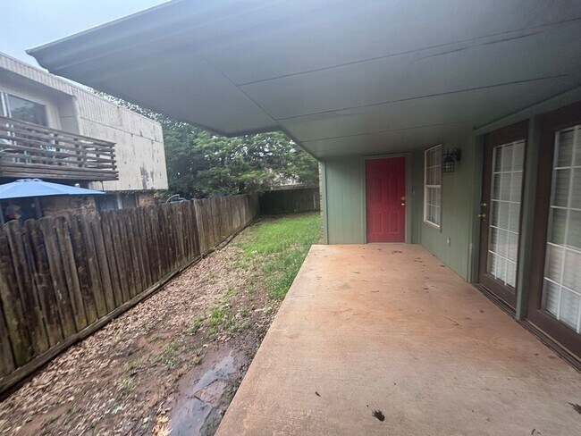 Building Photo - 522 E Rogers Dr