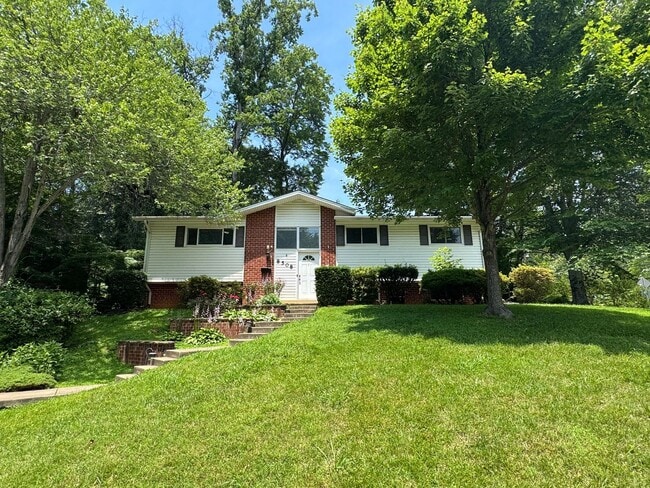 Building Photo - Gorgeous 4 Bed 3 Bath Home Sitting On Spac...