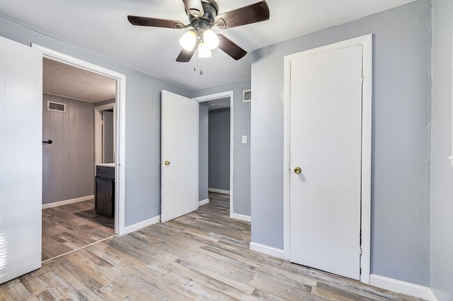 Building Photo - Charming 3-Bedroom 1.5 Bath Cottage-Style Bungalow with Open Floorplan and Kitchen Island