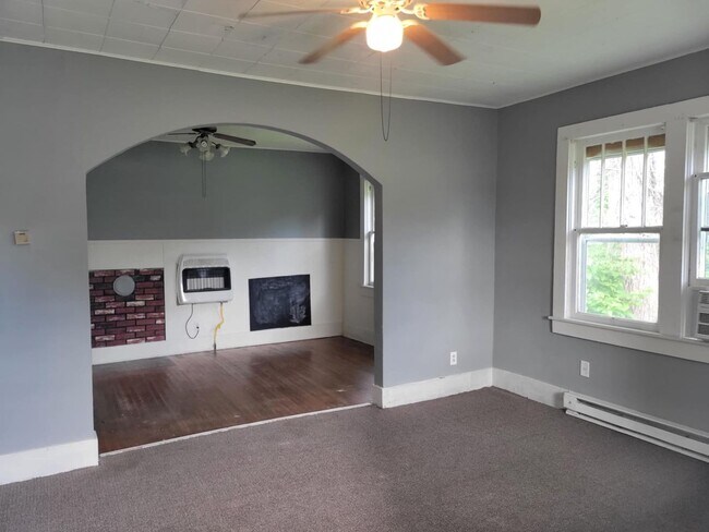 Building Photo - 2 bedroom 1 bathroom house for rent