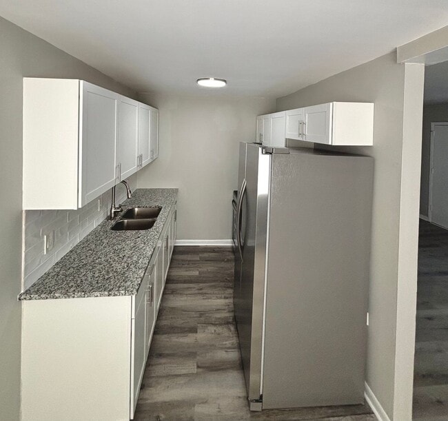Primary Photo - JUNE SPECIAL!!! Sign lease & pay deposit b...