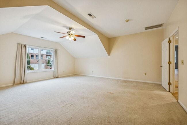 Building Photo - Discover exceptional convenience and comfort