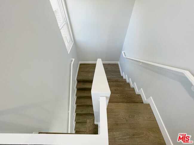 Building Photo - 2641 S Budlong Ave