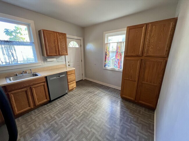 Building Photo - 212 E Hudson St