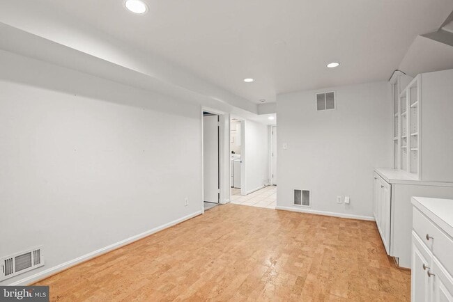 Building Photo - 1415 Mayflower Dr