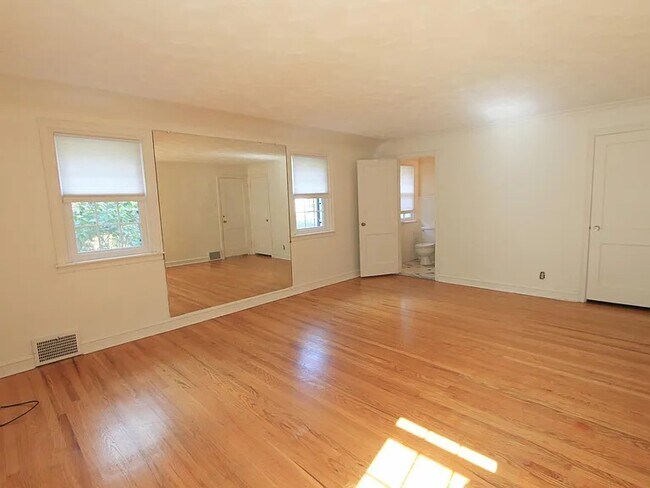 Building Photo - 233 Forrest Ave