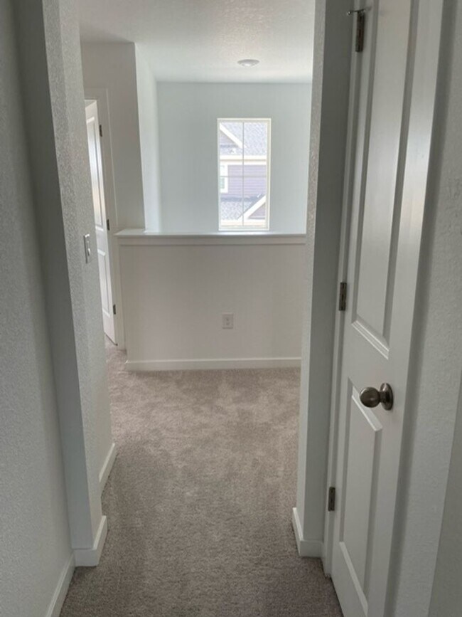 Building Photo - Spacious 4 Bed Townhome with 2-Car Garage in Erie-Available June 1!