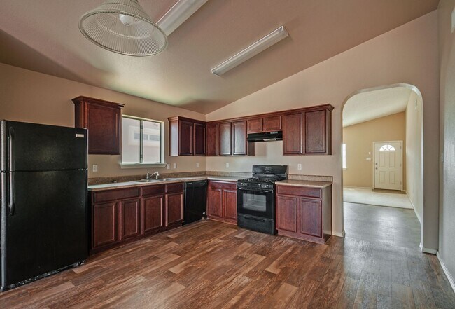 Building Photo - Amazing and Spacious Single Story 3 BR 2 BA!