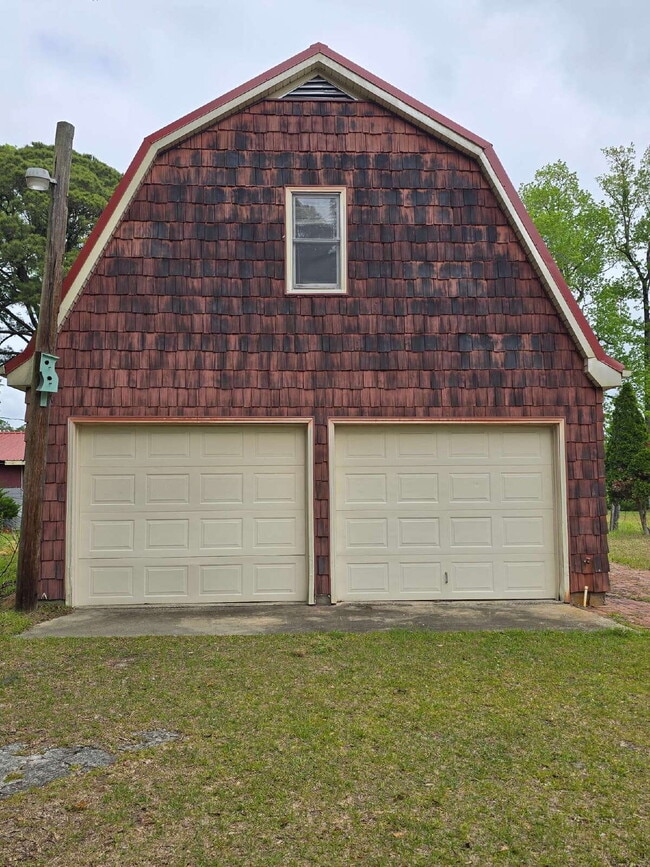 Building Photo - 844 Old Church Rd