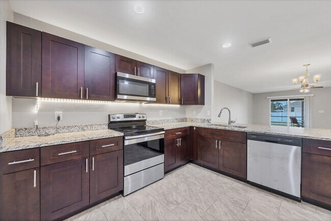 Building Photo - Duplex Unit For Rent In Port Charlotte