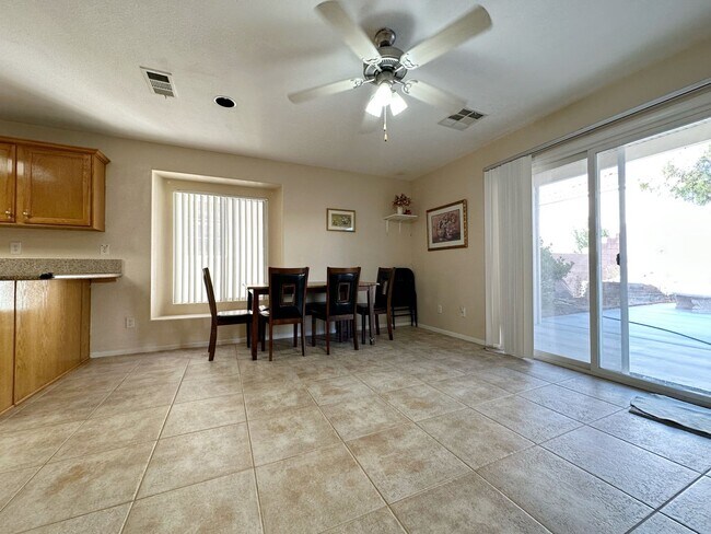 Building Photo - Beautifully Maintained Home Near Schools & Shopping!