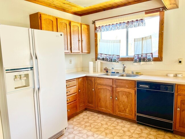 Building Photo - LARGE HOME WITH HUGE BONUS AREA