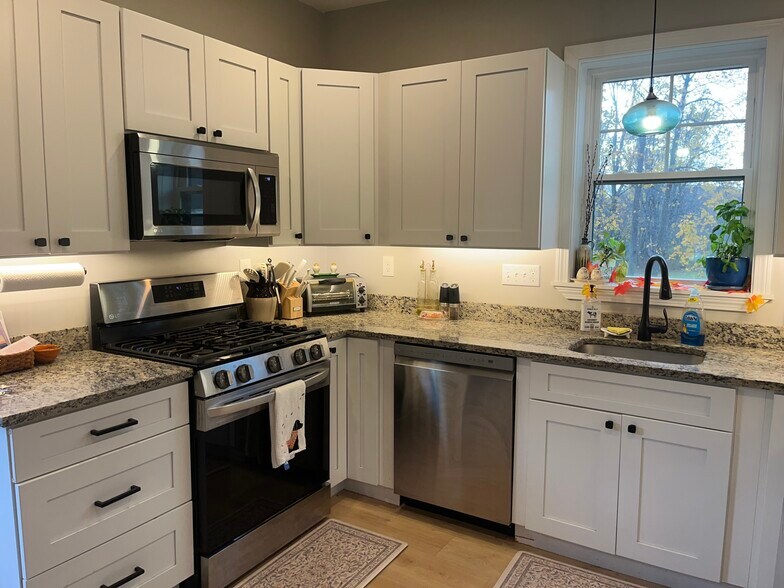 Building Photo - 130 Mount Vernon St