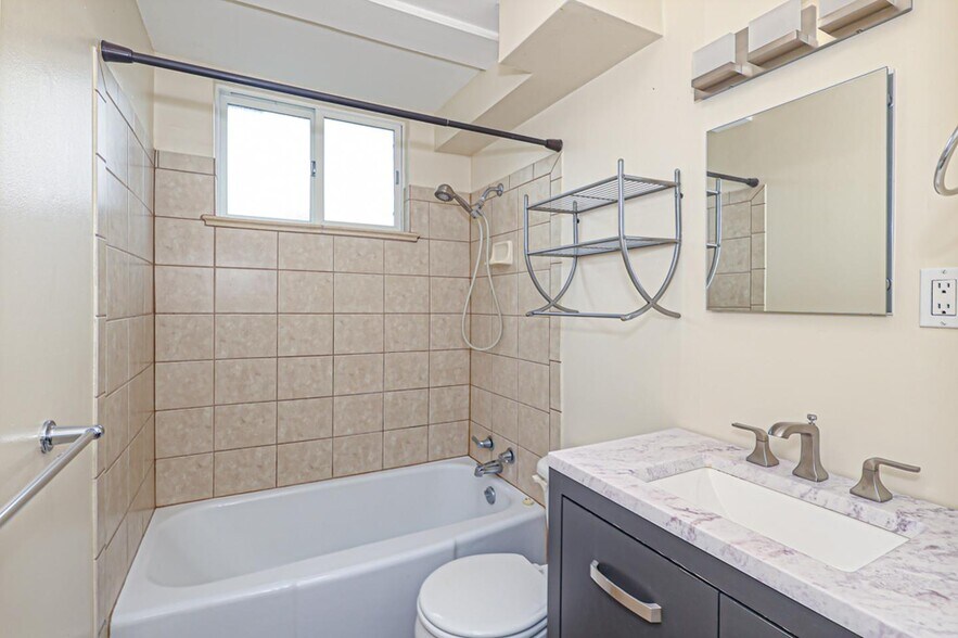 Building Photo - Spacious 1 bed/1 bath apartment near Tenny...