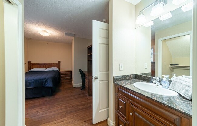 Building Photo - Student Rental 627 N Saint Peter St