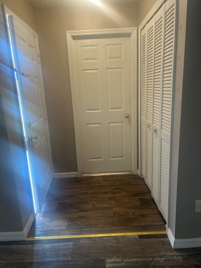 Building Photo - Wonderful 2 bedroom home with Addition Den or Office, Great Location